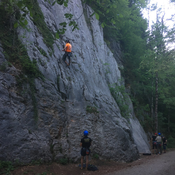 Kinder klettern am Felsen